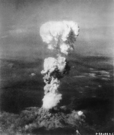 800px-Atomic_cloud_over_Hiroshima_-_NARA_542192_-_Edit
